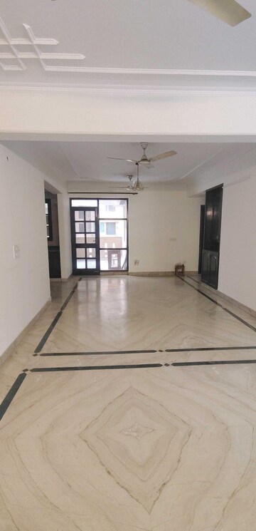 Room in 3 BHK Apartment at Hextax Commune, Sector 43 – for Rent