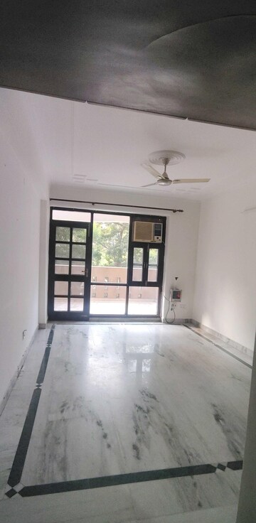 Room in 3 BHK Apartment at Hextax Commune, Sector 43 – for Rent