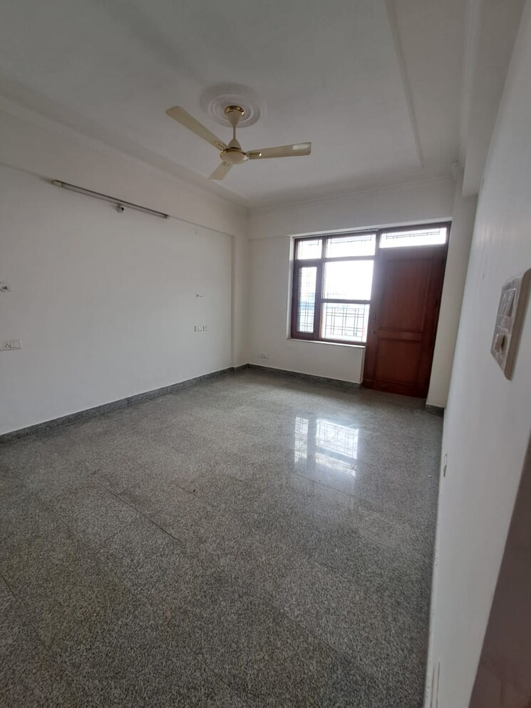 Room, sahastradhara road 3 Bedroom 370 Sq.Yd. Independent House In Sahastradhara Road Dehradun 9423429