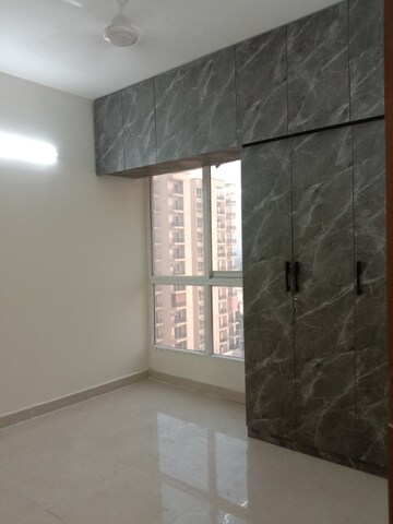 Room in 2 BHK Apartment at Signature Global Prime, Sector 63a – for Rent