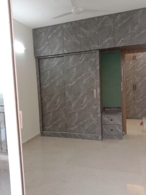 Room in 2 BHK Apartment at Signature Global Prime, Sector 63a – for Rent