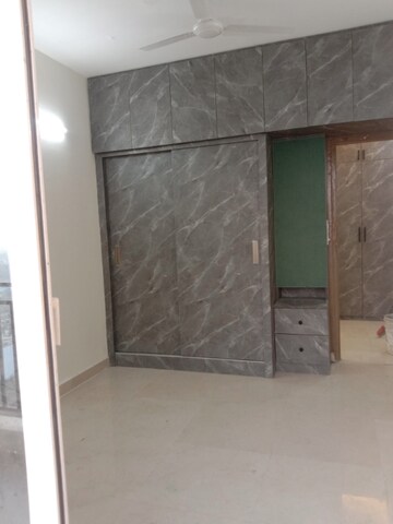 Room in 2 BHK Apartment at Signature Global Prime, Sector 63a – for Rent