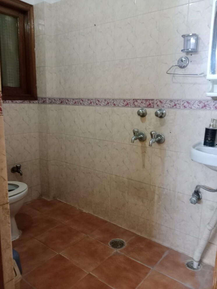 Bathroom, govindpuri 2 Bedroom 590 Sq.Ft. Builder Floor In Govindpuri Delhi 9423538