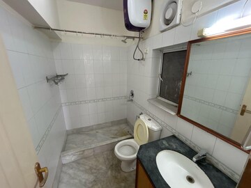 Bathroom in 5 BHK Apartment at DLF The Icon, Dlf Phase V – for Rent