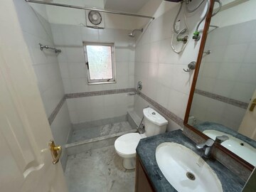 Bathroom in 5 BHK Apartment at DLF The Icon, Dlf Phase V – for Rent