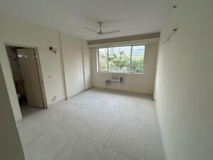 Room in 5 BHK Apartment at DLF The Icon, Dlf Phase V – for Rent