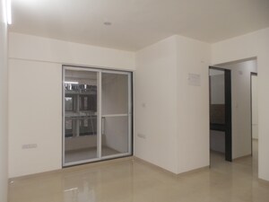 Room in 5 BHK Apartment at DLF The Icon, Dlf Phase V – for Rent