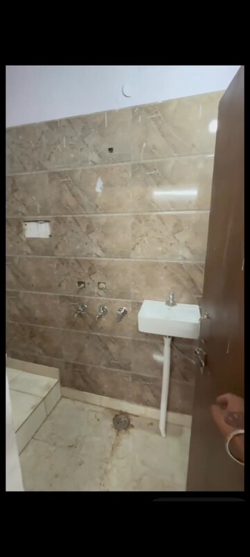 Master Bedroom in 2 BHK Builder Floor at Pitampura – for Rent