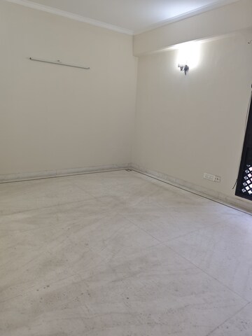 Room in 4 BHK Independent House at DLF Atria, Dlf Phase ii – for Rent