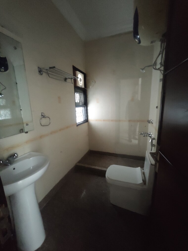 Bathroom, dlf-atria 4 Bedroom 215 Sq.Ft. Independent House In Dlf Phase ii Gurgaon 9423673