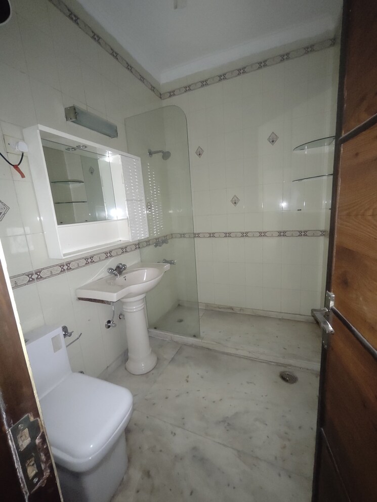 Bathroom, dlf-atria 4 Bedroom 215 Sq.Ft. Independent House In Dlf Phase ii Gurgaon 9423673