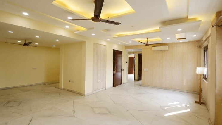 Room, sector 36 3 Bedroom 300 Sq.Mt. Independent House In Sector 36 Noida 9423675