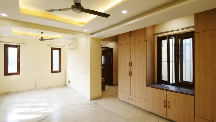 Room, sector 36 3 Bedroom 300 Sq.Mt. Independent House In Sector 36 Noida 9423675