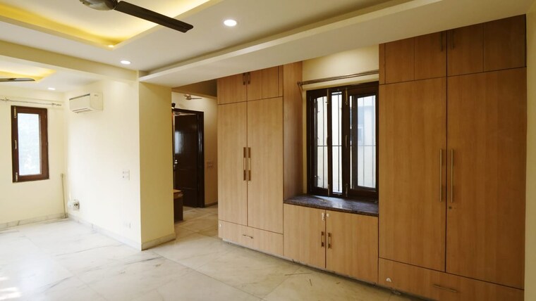 Room, sector 36 3 Bedroom 300 Sq.Mt. Independent House In Sector 36 Noida 9423675