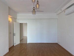 Room in 4 BHK Apartment at DLF The Pinnacle, Dlf Phase V – for Rent