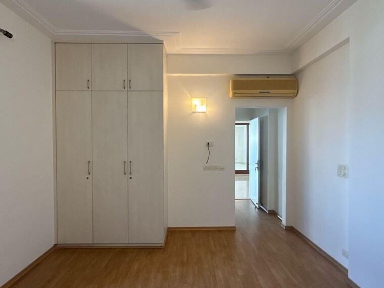 Room, dlf-the-pinnacle 4 Bedroom 3950 Sq.Ft. Apartment In Dlf Phase V Gurgaon 9423686