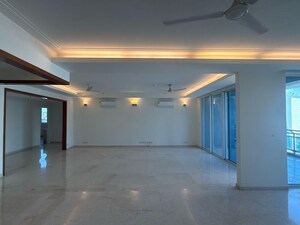 Room in 4 BHK Apartment at DLF The Pinnacle, Dlf Phase V – for Rent