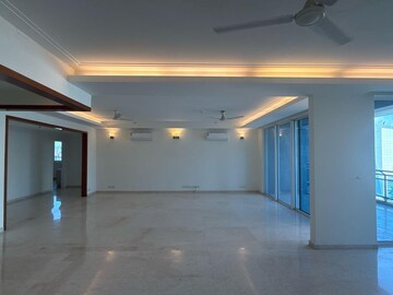 Room in 4 BHK Apartment at DLF The Pinnacle, Dlf Phase V – for Rent