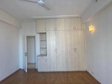 Room in 4 BHK Apartment at DLF The Pinnacle, Dlf Phase V – for Rent