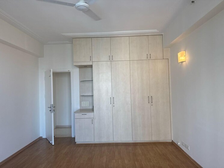 Room, dlf-the-pinnacle 4 Bedroom 3950 Sq.Ft. Apartment In Dlf Phase V Gurgaon 9423686