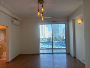 Room in 4 BHK Apartment at DLF The Pinnacle, Dlf Phase V – for Rent