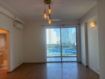 Room in 4 BHK Apartment at DLF The Pinnacle, Dlf Phase V – for Rent