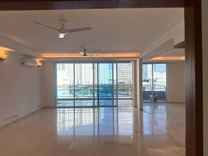 Room in 4 BHK Apartment at DLF The Pinnacle, Dlf Phase V – for Rent