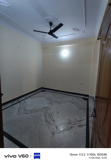 Room in 3 BHK Independent House at RWA Apartments Sector 50, Sector 50 – for Rent