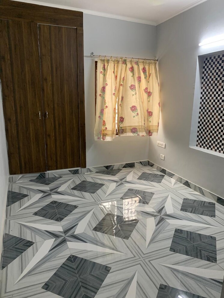 Room, greater kailash ii 4 Bedroom 300 Sq.Yd. Builder Floor In Greater Kailash ii Delhi 9423710