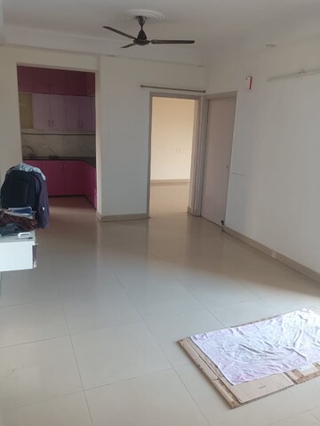 Room in 3 BHK Apartment at Nirala Greenshire Phase II, Sector 2 Greater Noida – for Rent