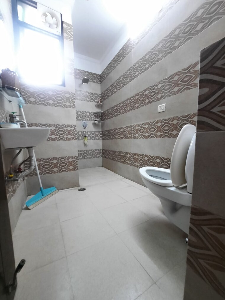 Bathroom, malviya nagar 1.5 Bedroom 900 Sq.Ft. Builder Floor In Malviya Nagar Delhi 9423931