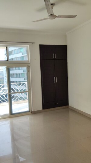 Room in 3 BHK Apartment at Amrapali Eden Park, Sector 50 – for Rent