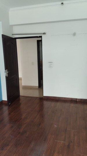 Room in 3 BHK Apartment at Amrapali Eden Park, Sector 50 – for Rent