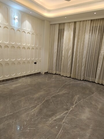 Room in 4 BHK Builder Floor at SS 100, Sector 49 – for Rent