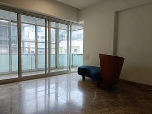 Room in 3 BHK Apartment at Khar West – for Rent