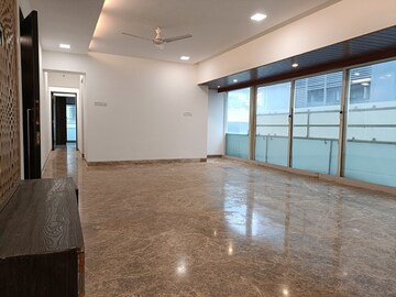 Room in 3 BHK Apartment at Khar West – for Rent