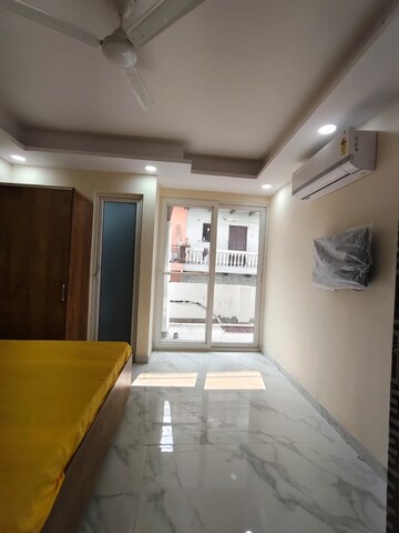 Building Lobby in Studio Builder Floor at Unitech Cyber Park, Sector 39 – for Rent