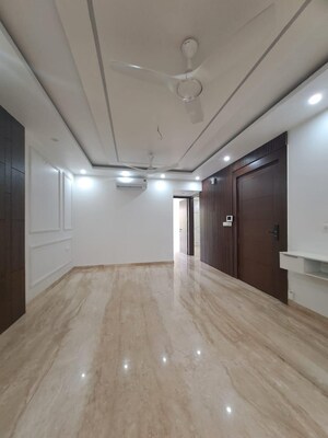 Room in 3 BHK Builder Floor at Unitech Greenwood City Apartment, Sector 45 – for Rent