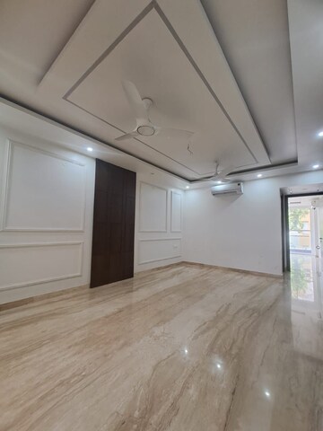 Room in 3 BHK Builder Floor at Unitech Greenwood City Apartment, Sector 45 – for Rent