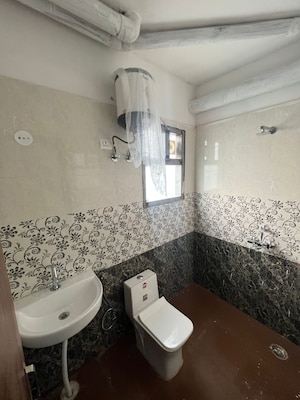 Bathroom in 1 BHK Builder Floor at Sector 40 – for Rent