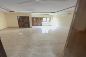 Parking in 2.5 BHK Builder Floor at Karol Bagh – for Rent