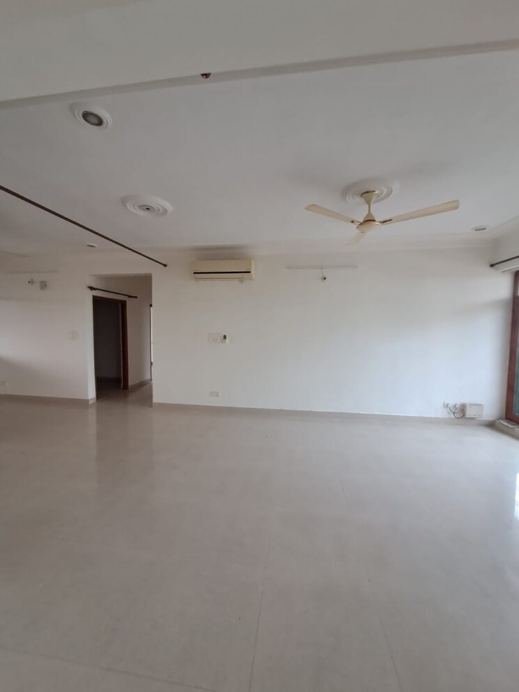 Room, sahastradhara road 3 Bedroom 300 Sq.Yd. Independent House In Sahastradhara Road Dehradun 9424545