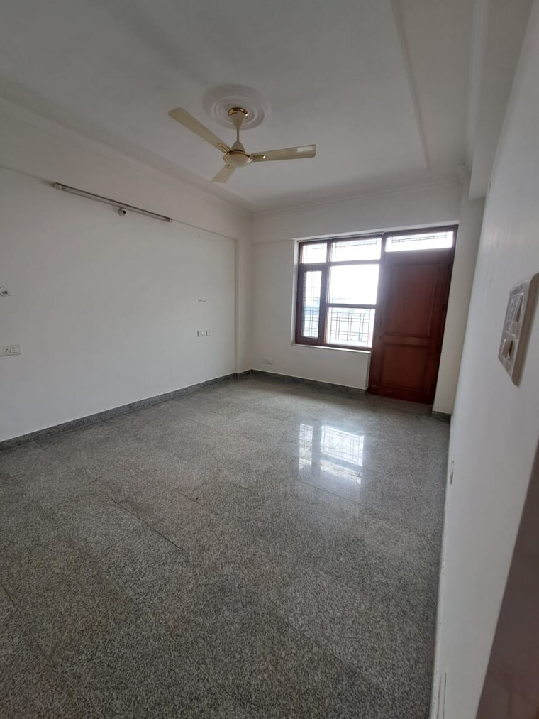 Room, sahastradhara road 3 Bedroom 300 Sq.Yd. Independent House In Sahastradhara Road Dehradun 9424545