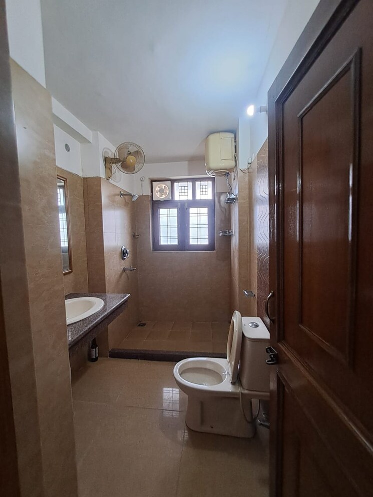 Bathroom, sahastradhara road 3 Bedroom 300 Sq.Yd. Independent House In Sahastradhara Road Dehradun 9424545