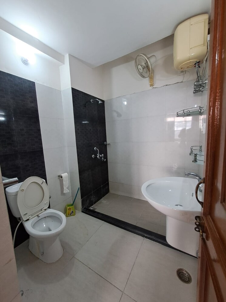 Bathroom, sahastradhara road 3 Bedroom 300 Sq.Yd. Independent House In Sahastradhara Road Dehradun 9424545