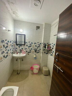 Bathroom in 1 BHK Builder Floor at Sector 40 – for Rent