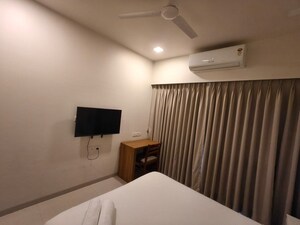 Team Area in 3 BHK Apartment at Bandra West – for Rent