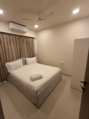 Team Area in 3 BHK Apartment at Bandra West – for Rent