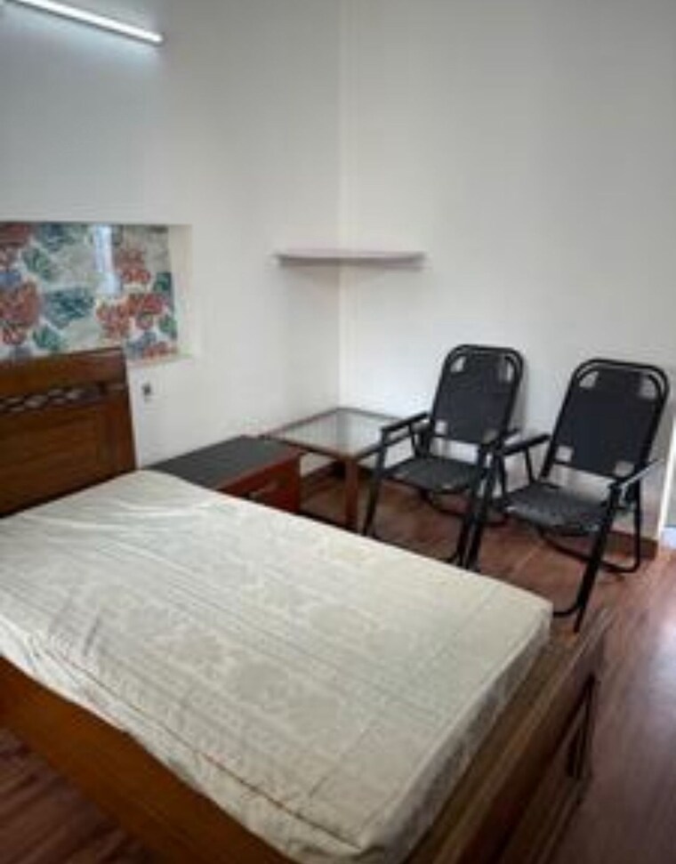 Bedroom, green park 4 Bedroom 240 Sq.Yd. Builder Floor In Green Park Delhi 9424667