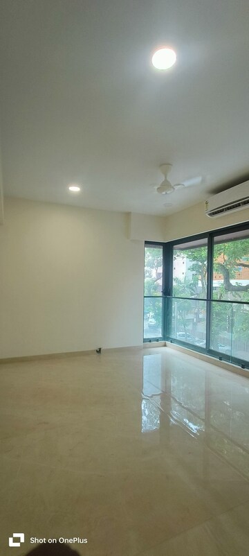 Room in 3 BHK Apartment at Khar West – for Rent